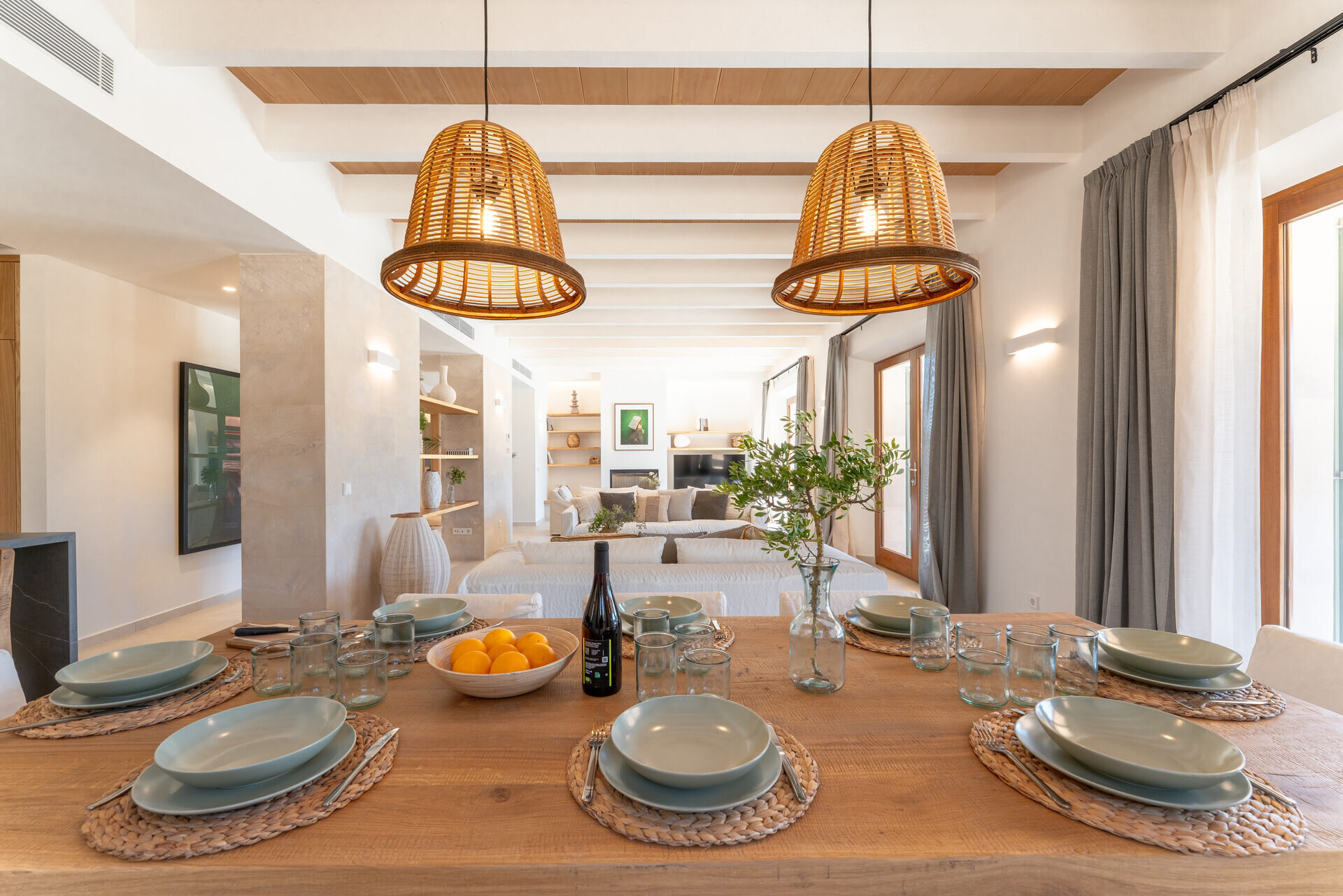 Interior de lujo en Mallorca con obra de arte enmarcada — comedor de una finca de BC Projects