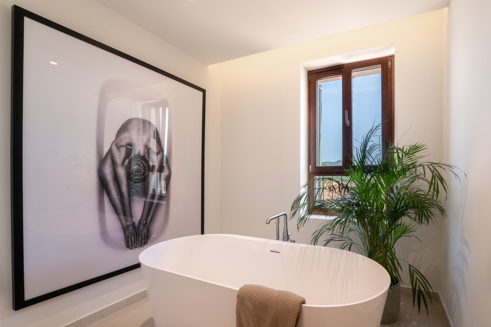 Interior de lujo con obra de arte enmarcada — Finca Sa Galera de Cas Concos, Mallorca